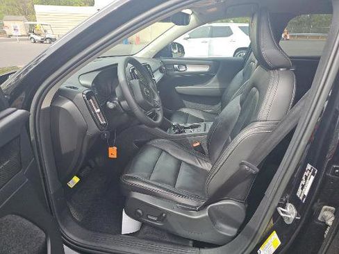 Used 2022 Volvo XC40 T5 Momentum image 3