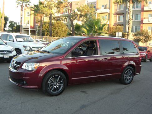 Used 2017 Dodge Grand Caravan SXT image 3