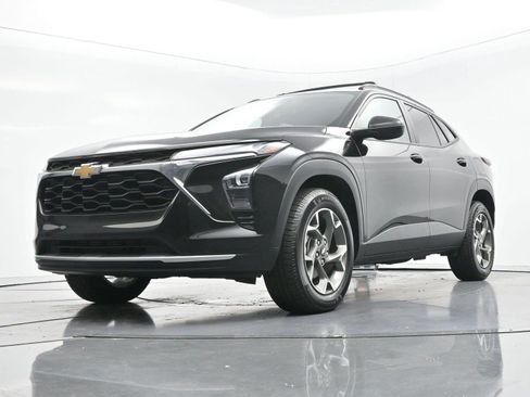 Used 2024 Chevrolet Trax LT w/ Sunroof Package FWD image 45