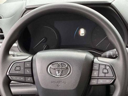 Used 2026 Toyota Sienna LE image 23