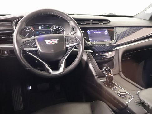 Used 2025 Cadillac XT6 Premium Luxury image 2