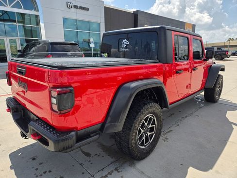 Used 2024 Jeep Gladiator Rubicon w/ Convenience Group AWD/4WD image 3