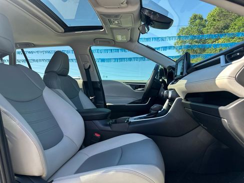 Used 2020 Toyota RAV4 XLE Premium FWD image 18