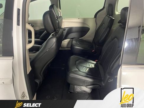 Used 2021 Chrysler Pacifica Touring-L FWD image 10