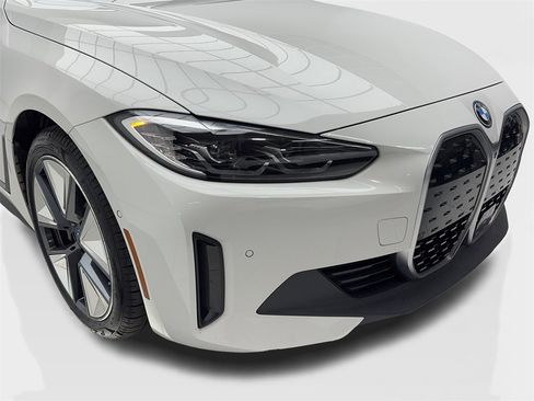 Used 2022 BMW i4 eDrive40 image 3