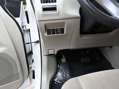 Used 2012 Toyota Prius V Five image 28