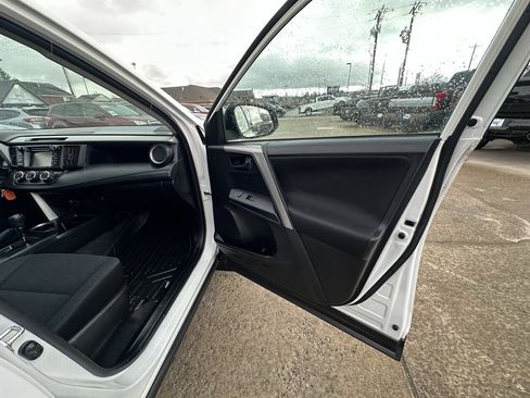 Used 2016 Toyota RAV4 LE image 9