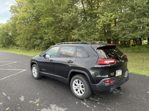 Used 2016 Jeep Cherokee Sport AWD/4WD image 7