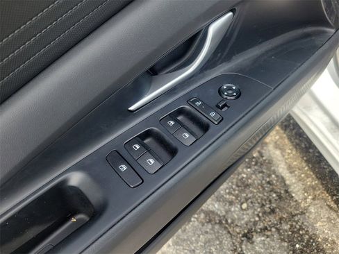 Certified 2025 Hyundai Elantra SE image 16