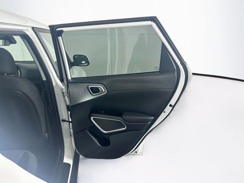 Used 2025 Kia Soul LX w/ LX Technology Package FWD image 29