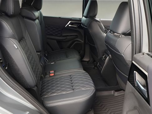 Used 2023 Mitsubishi Outlander SEL AWD/4WD image 16