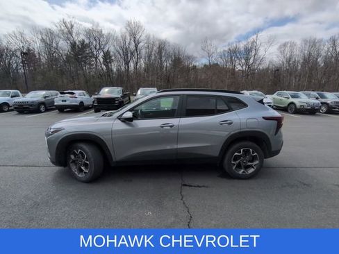 Used 2025 Chevrolet Trax LT w/ LT Convenience Package image 2