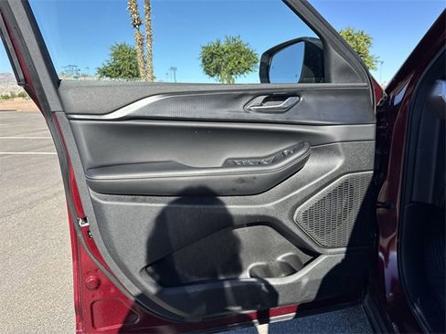 Used 2025 Jeep Grand Cherokee Laredo X image 9