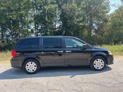 Used 2019 Dodge Grand Caravan SE w/ UConnect Hands-Free Group FWD image 6