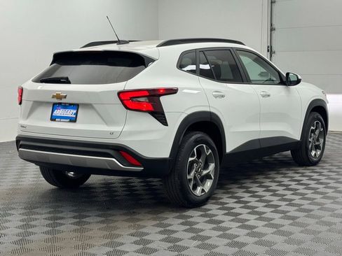 Used 2025 Chevrolet Trax LT w/ LT Convenience Package FWD image 7