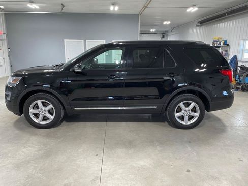 Used 2017 Ford Explorer XLT w/ Equipment Group 202A AWD/4WD image 4