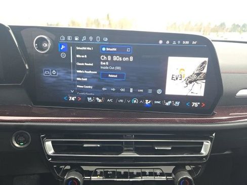 Used 2025 Chevrolet Traverse RS image 33