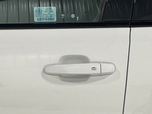 Used 2022 GMC Acadia SLT w/ Elevation Edition image 17