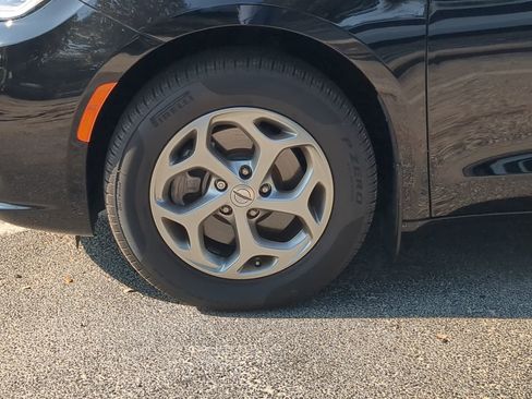 Used 2024 Chrysler Pacifica Limited w/ Trailer Tow Group image 10