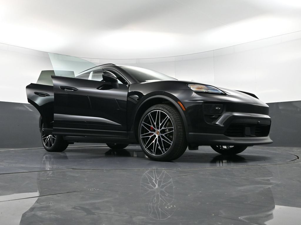 Certified 2025 Porsche Macan 4S Electric AWD/4WD image 39