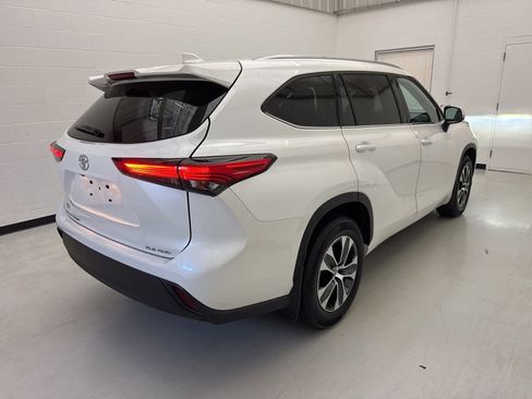 Used 2021 Toyota Highlander XLE AWD/4WD image 10