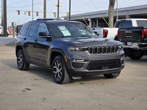 Used 2025 Jeep Grand Cherokee Limited image 4