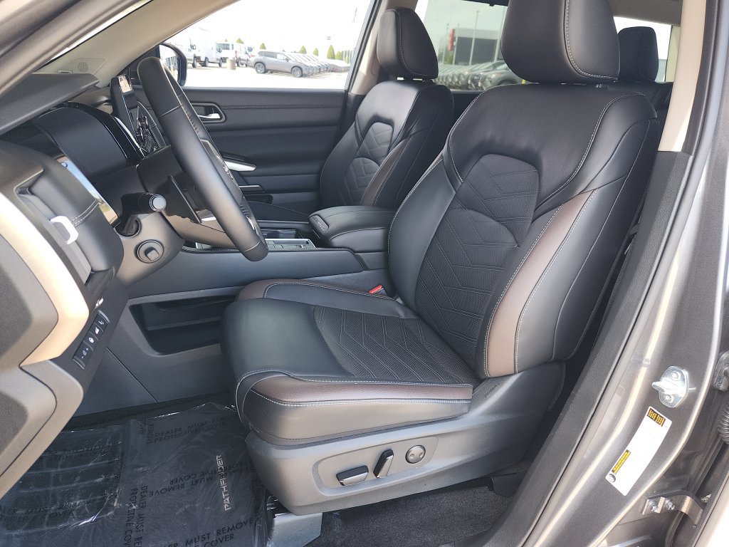 Used 2025 Nissan Pathfinder Platinum w/ Cargo Package FWD image 13