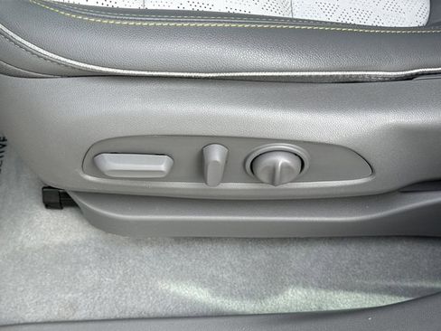 Used 2023 Chevrolet Bolt EUV Premier FWD image 15