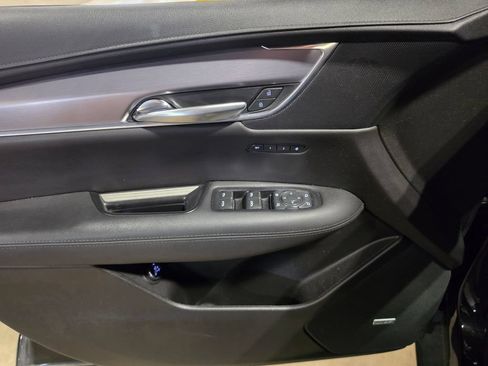 Used 2019 Cadillac XT5 Luxury w/ LPO, Black Ice Package AWD/4WD image 5