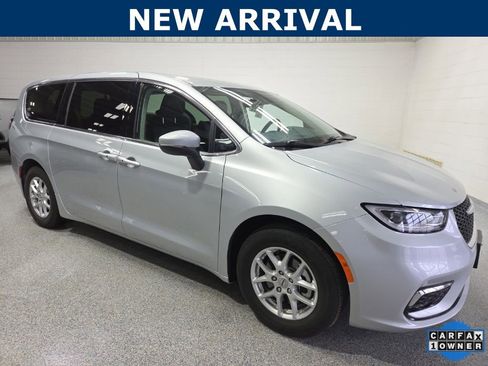 Used 2023 Chrysler Pacifica Touring-L image 1