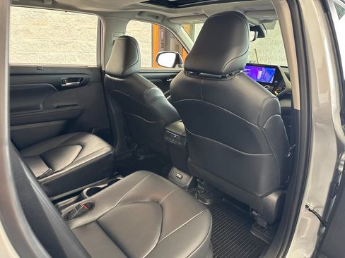 Used 2025 Toyota Highlander XLE AWD/4WD image 46