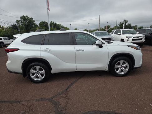 Used 2023 Toyota Highlander L FWD image 2