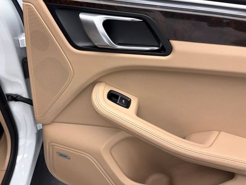 Certified 2023 Porsche Macan AWD/4WD image 29