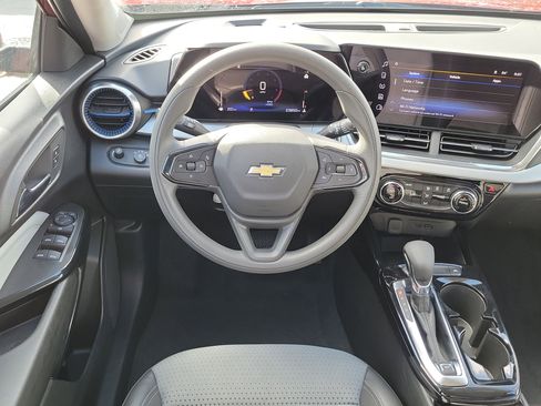 Used 2025 Chevrolet Trax LT FWD image 16