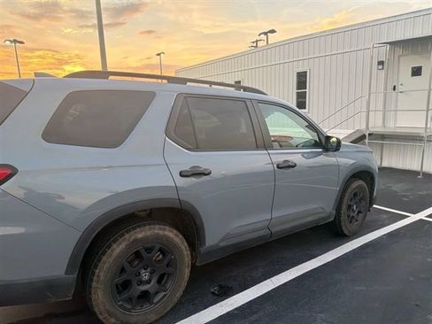 Used 2024 Honda Pilot TrailSport image 5