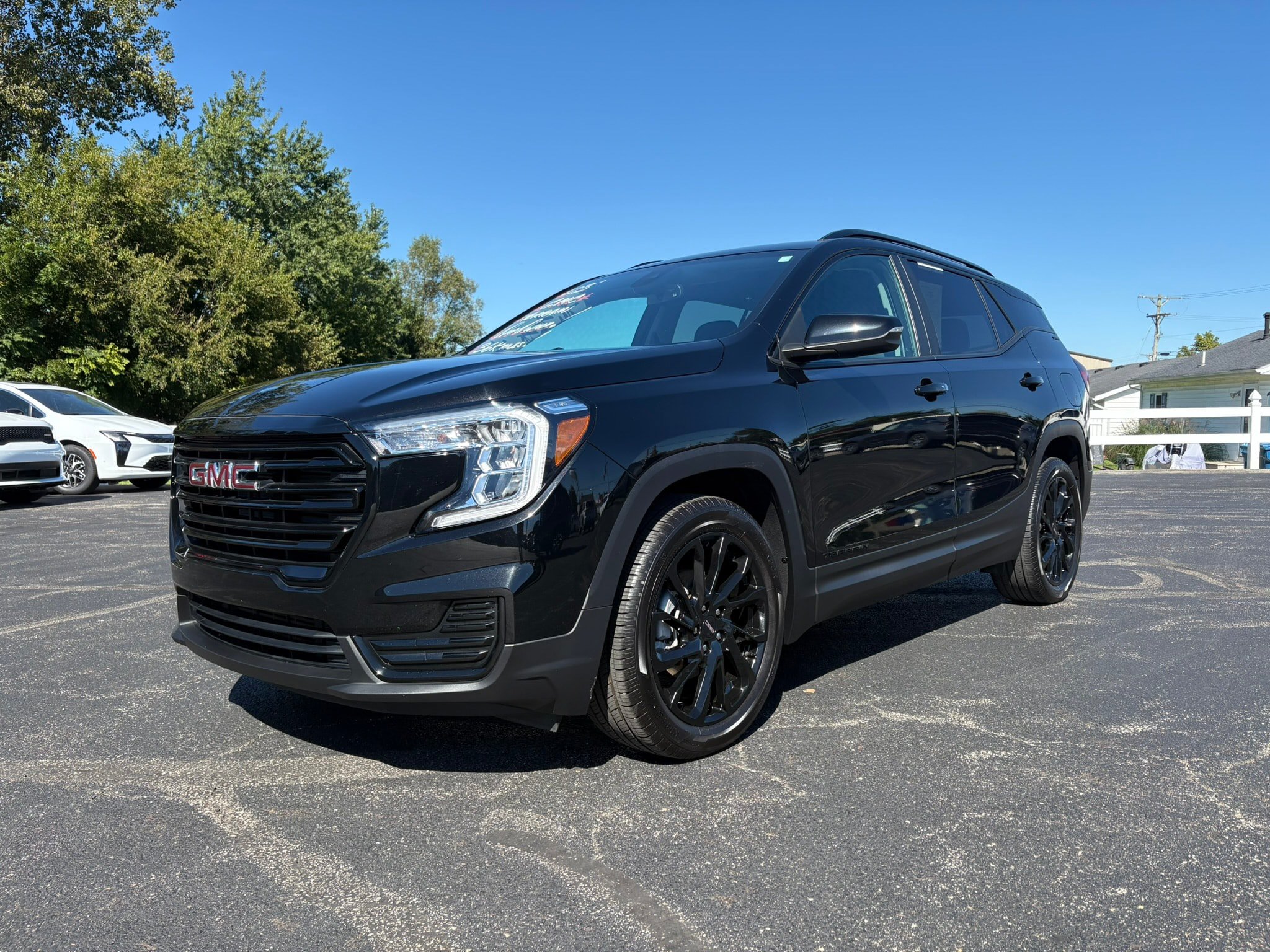 Used 2023 GMC Terrain SLE w/ Driver Convenience Package FWD image 3