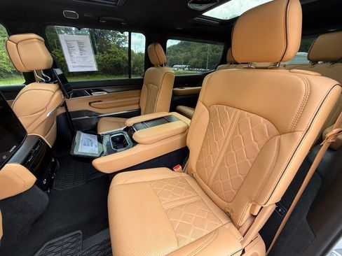 Used 2025 Jeep Grand Wagoneer Series III w/ Rear Seat Video Group 1 AWD/4WD image 41