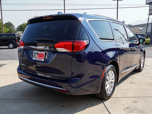 Used 2018 Chrysler Pacifica Touring-L FWD image 8