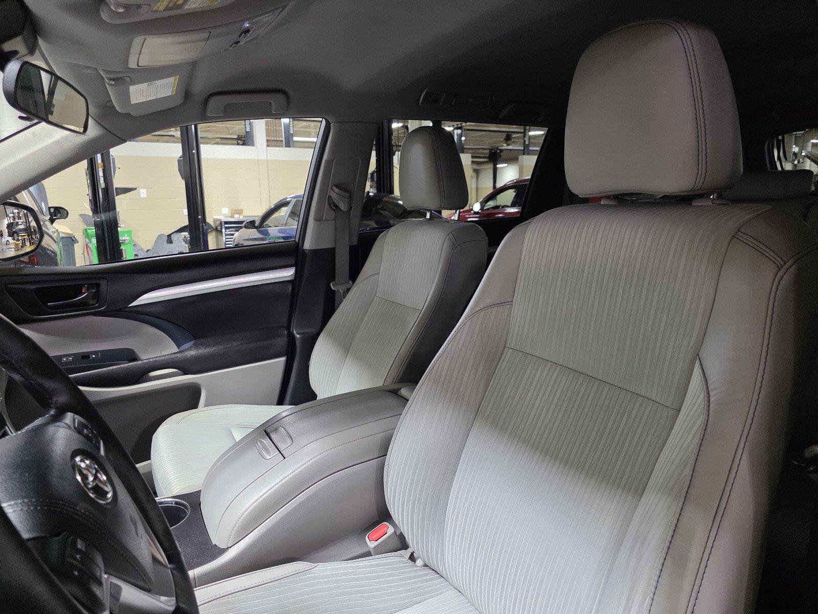 Used 2017 Toyota Highlander Plus FWD image 23