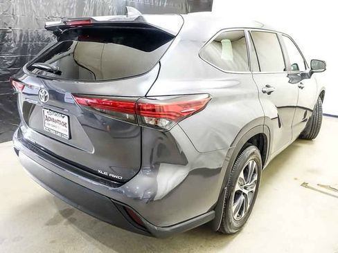 Used 2023 Toyota Highlander XLE AWD/4WD image 7