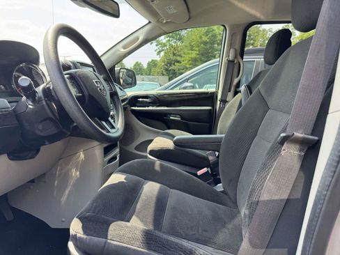 Used 2019 Dodge Grand Caravan SE w/ UConnect Hands-Free Group FWD image 12