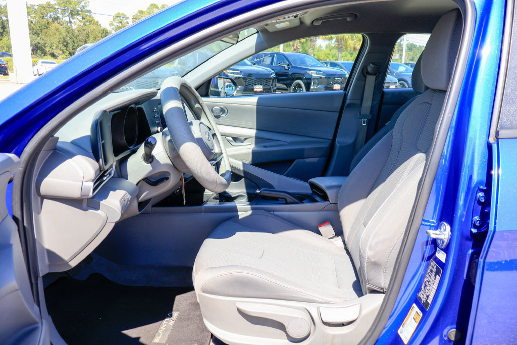 Used 2023 Hyundai Elantra SE w/ Cargo Package FWD image 9