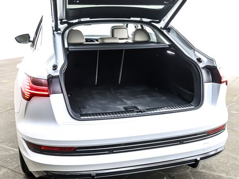 Used 2022 Audi e-tron Prestige image 24