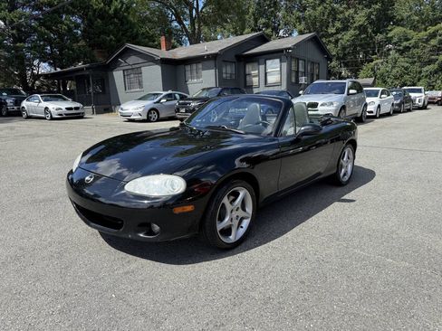Used 2003 MAZDA MX-5 Miata RWD image 2
