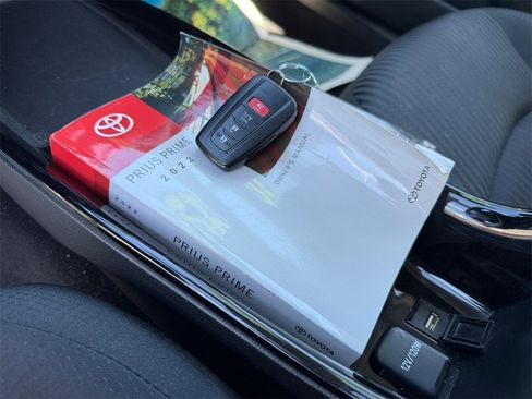 Used 2022 Toyota Prius Prime LE image 33
