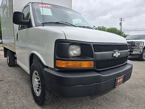 Used 2016 Chevrolet Express 3500 RWD image 2