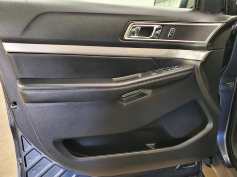 Used 2017 Ford Explorer XLT w/ XLT Technology Feature Bundle image 11