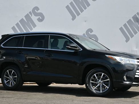 Used 2019 Toyota Highlander XLE FWD image 3