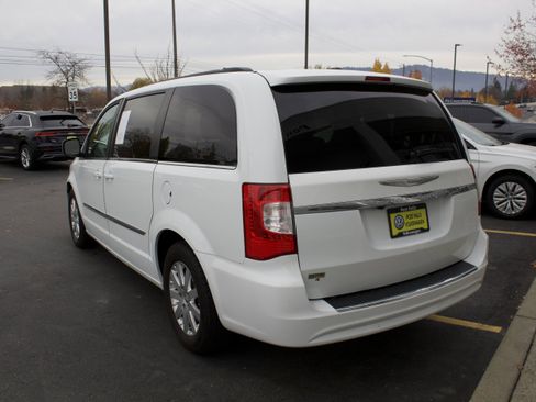 Used 2015 Chrysler Town & Country Touring image 7