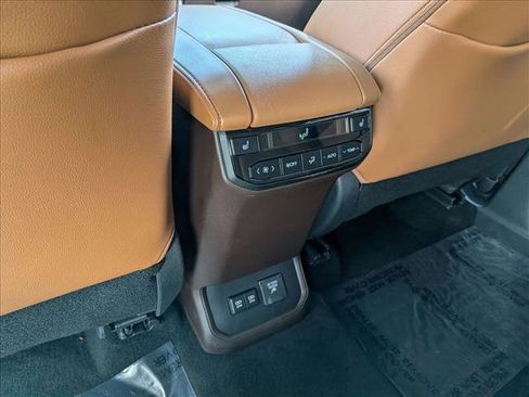 Used 2021 Toyota Highlander Platinum image 17